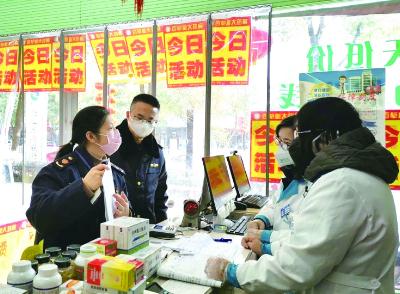 浙江省江山市市場監(jiān)管局執(zhí)法人員在藥店檢查。