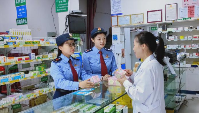 圖為該局執(zhí)法人員正在對(duì)一款滋補(bǔ)類藥品的外包裝標(biāo)識(shí)信息等進(jìn)行核對(duì)檢查。