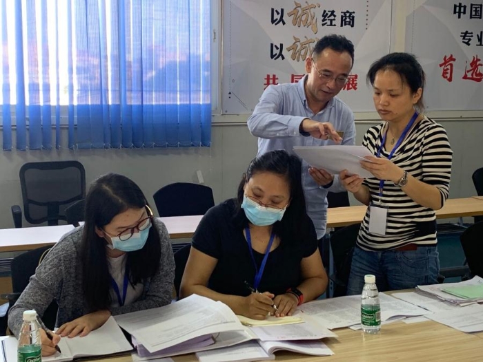 圖1：參訓檢查員在查看企業(yè)相關文件。中國食品藥品網記者 張丹攝