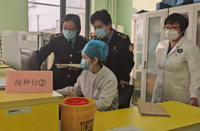 昌平區(qū)市場監(jiān)管局執(zhí)法人員在新冠疫苗接種單位進行檢查。