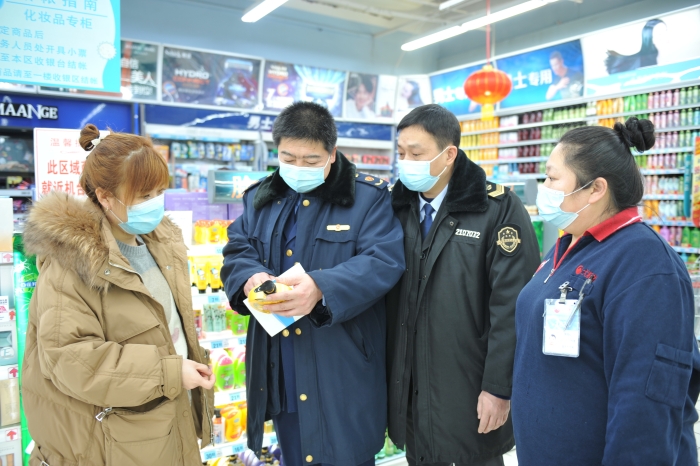 遼寧錦州 開(kāi)展節(jié)前化妝品安全檢查  圖為該局工作人員在錦州大潤(rùn)發(fā)古塔店化妝品專(zhuān)柜進(jìn)行檢查_(kāi)7264 (1)