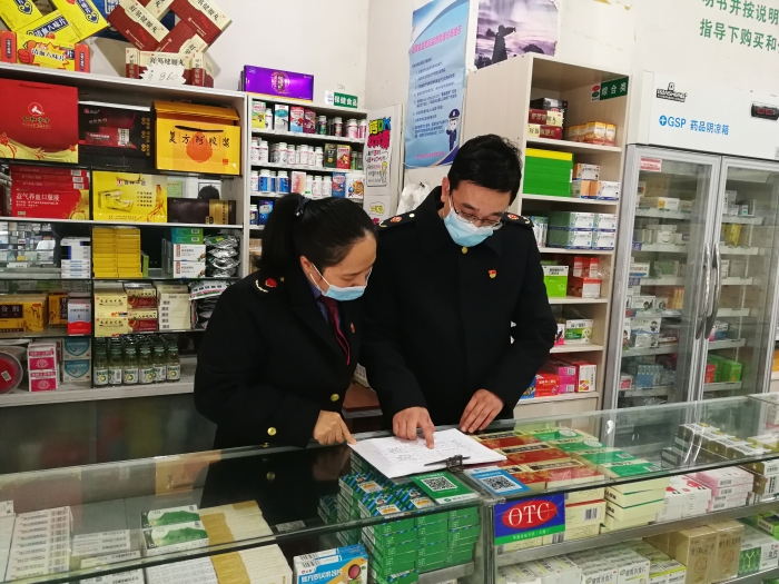 圖為鷹潭市市場(chǎng)監(jiān)管局執(zhí)法人員正在核對(duì)藥品零售企業(yè)銷售發(fā)熱、止咳等藥品的實(shí)名登記記錄