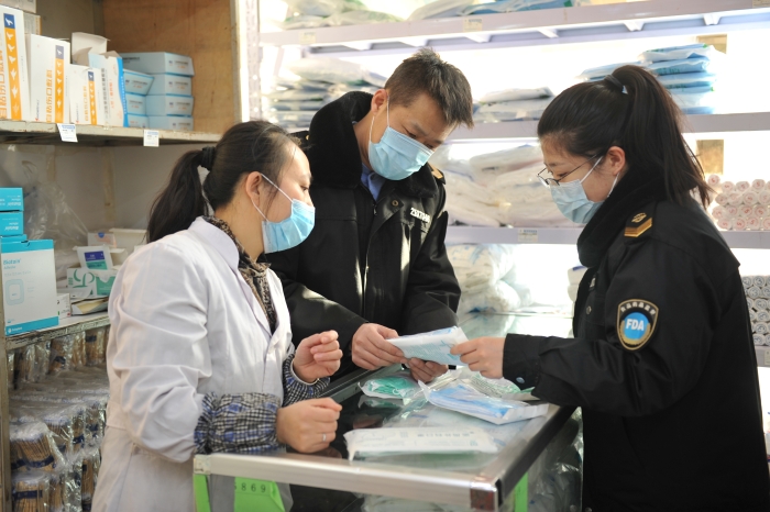 遼寧錦州 開展節(jié)前醫(yī)療器械安全檢查  圖為該局工作人員在一家醫(yī)療器械經(jīng)營企業(yè)進行防疫物資檢查。_7319 (1)