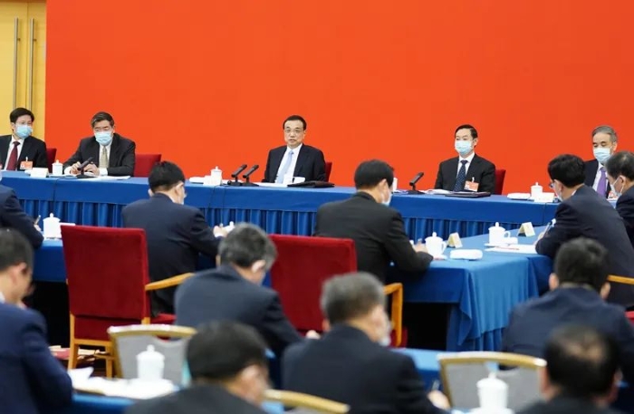 3月6日，中共中央政治局常委、國務(wù)院總理李克強看望出席全國政協(xié)十三屆四次會議的經(jīng)濟界委員并參加討論。新華社記者 燕雁 攝