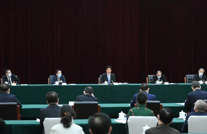 3月6日，中共中央政治局常委、全國人大常委會委員長栗戰(zhàn)書看望出席全國政協(xié)十三屆四次會議的致公黨、僑聯(lián)、對外友好界委員并參加討論。新華社記者 申宏 攝