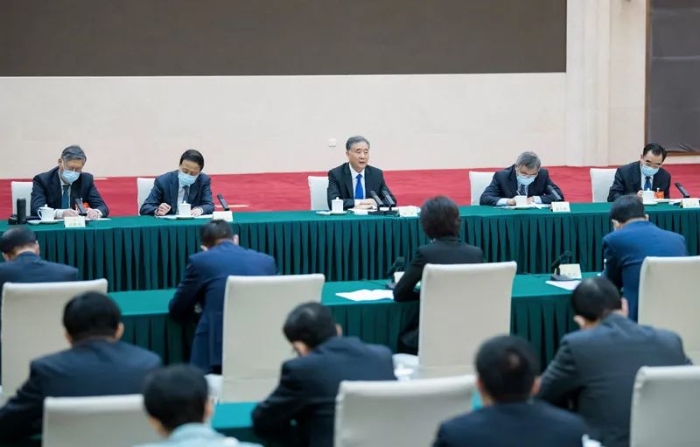 3月6日，中共中央政治局常委、全國政協(xié)主席汪洋看望出席全國政協(xié)十三屆四次會議的民進、九三學(xué)社界委員并參加討論。新華社記者 高潔 攝