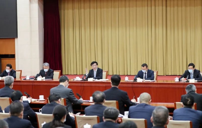 3月6日，中共中央政治局常委、中央書記處書記王滬寧看望出席全國政協(xié)十三屆四次會議的社會科學(xué)界委員并參加討論。新華社記者 丁海濤 攝