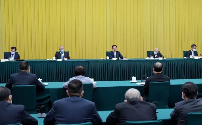 3月6日，中共中央政治局常委、國務(wù)院副總理韓正看望出席全國政協(xié)十三屆四次會議的港澳地區(qū)全國政協(xié)委員并參加討論。新華社記者 劉彬 攝