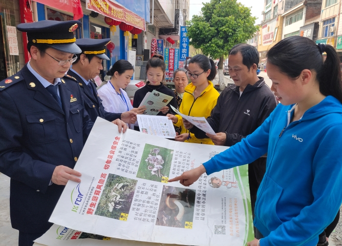 圖為江西于都開(kāi)展野生蘑菇危害宣傳。