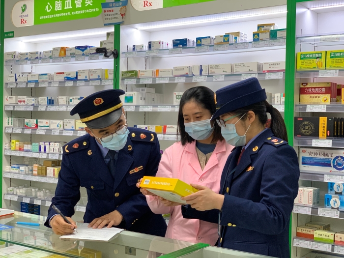 圖為該分局執(zhí)法人員對相關藥品銷售情況進行核查。