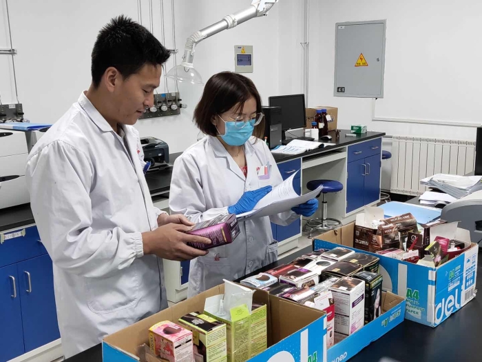 圖為實(shí)驗(yàn)人員正在開(kāi)展化妝品檢驗(yàn)工作。（郭凱寧攝）