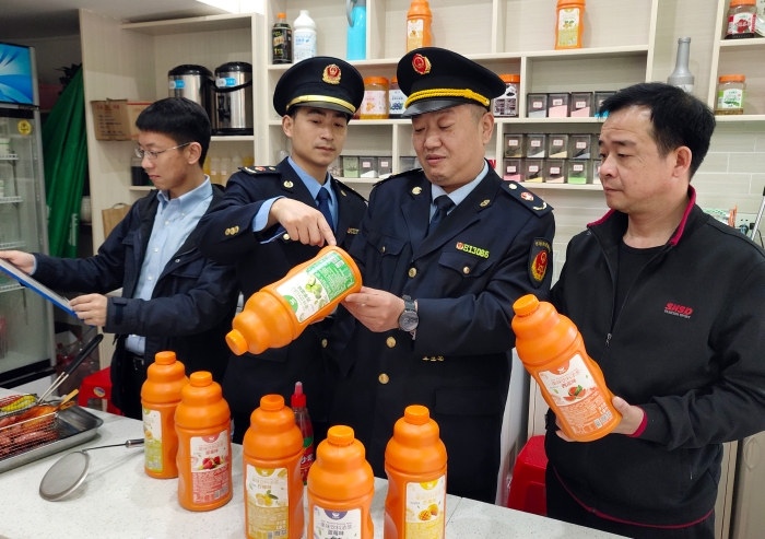 圖為3月30日該局執(zhí)法人員在一家奶茶店檢查食品添加劑。