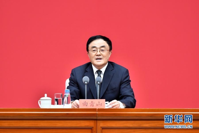 　3月23日，中共中央在北京舉行新聞發(fā)布會(huì)，介紹中國共產(chǎn)黨成立100周年慶?；顒?dòng)有關(guān)情況，并答記者問。這是中央黨史和文獻(xiàn)研究院院長(zhǎng)曲青山在發(fā)布會(huì)上介紹有關(guān)情況。新華社記者 李鑫 攝