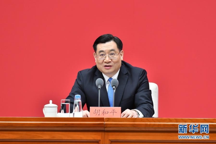 　3月23日，中共中央在北京舉行新聞發(fā)布會(huì)，介紹中國共產(chǎn)黨成立100周年慶祝活動(dòng)有關(guān)情況，并答記者問。這是中宣部副部長(zhǎng)、文化和旅游部部長(zhǎng)胡和平在發(fā)布會(huì)上介紹有關(guān)情況。新華社記者 李鑫 攝