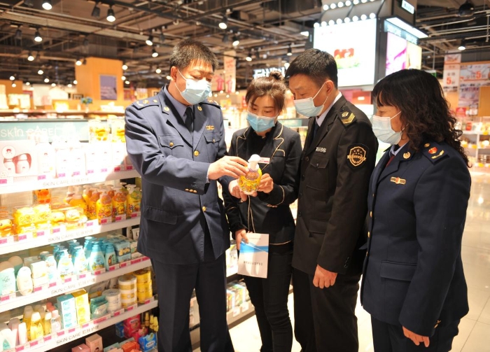 圖為該局執(zhí)法人員在大型商超兒童化妝品專柜進(jìn)行檢查。