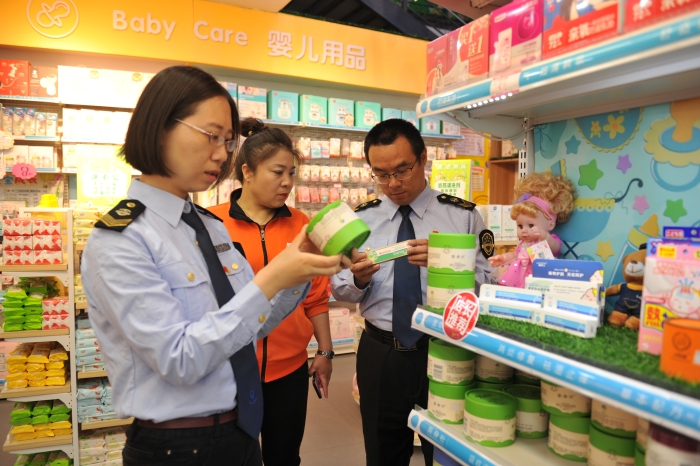 圖為該局執(zhí)法人員在一家孕嬰兒童用品專賣店進(jìn)行化妝品抽檢。