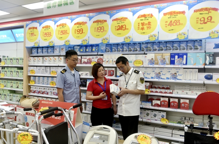 圖為該局執(zhí)法人員在一家藥店檢查醫(yī)療器械。