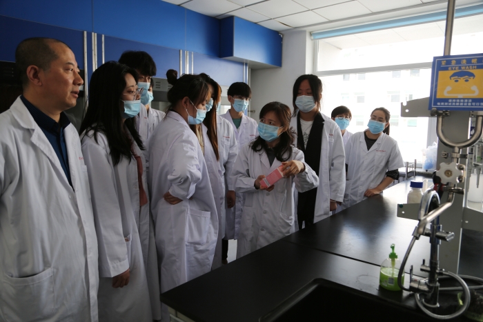 圖為工作人員講解化妝品選購(gòu)知識(shí)。
