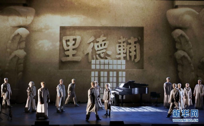 《輔德里》劇照（4月22日攝）。原創(chuàng)紅色戲劇《輔德里》將共產(chǎn)黨人衣冠冢藏文件的故事搬上舞臺(tái)，主創(chuàng)是平均年齡28歲的年輕團(tuán)隊(duì)。新華社記者 劉穎 攝
