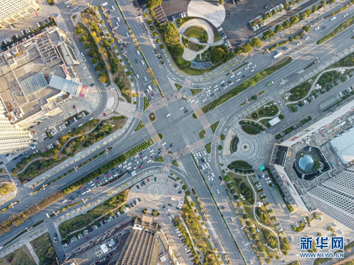 嘉善縣嘉善大道與世紀(jì)大道路口景觀（無(wú)人機(jī)照片，2020年12月16日攝）。新華社發(fā)（江漢 攝）