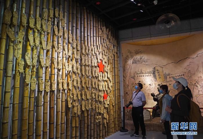 　△在江西省于都縣中央紅軍長(zhǎng)征出發(fā)紀(jì)念館，游客在參觀80雙草鞋組成的“草鞋墻”（4月30日攝）。新華社記者 萬(wàn)象 攝
