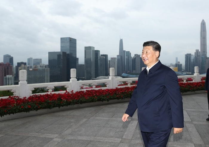 這是2020年10月14日下午，習近平總書記在廣東省深圳市蓮花山公園遠眺特區(qū)新貌。新華社記者 鞠鵬 攝