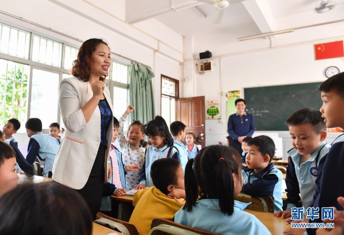 2019年2月20日，米雪梅（左）在中山市沙溪鎮(zhèn)虎遜小學調研時與小學生交流。新華社記者 劉大偉 攝