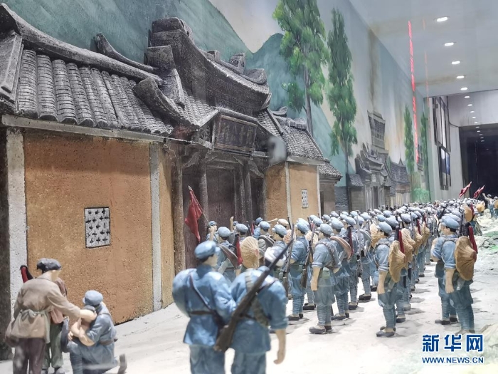 這是在福建省長(zhǎng)汀縣中復(fù)村拍攝的紅軍長(zhǎng)征出發(fā)動(dòng)員會(huì)微型雕塑（4月27日攝）。新華社記者秦宏攝