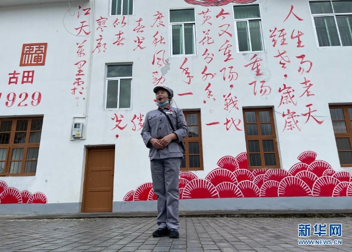 一名講解員在古田“紅軍小鎮(zhèn)”講解（4月21日攝）。新華社記者林超攝