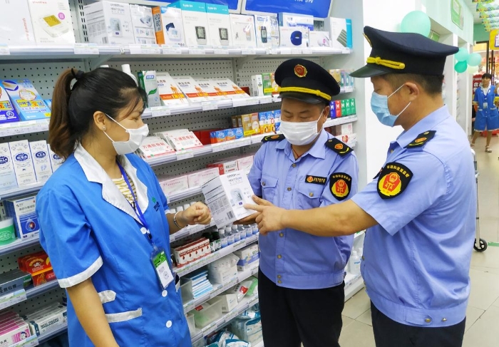 圖為執(zhí)法人員在零食藥店檢查醫(yī)療器械的情形。