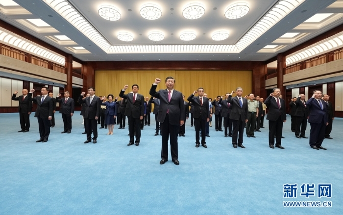 6月18日，黨和國家領(lǐng)導(dǎo)人習(xí)近平、李克強、栗戰(zhàn)書、汪洋、王滬寧、趙樂際、韓正、王岐山等在中國共產(chǎn)黨歷史展覽館參觀“‘不忘初心、牢記使命’中國共產(chǎn)黨歷史展覽”。這是參觀結(jié)束后，習(xí)近平帶領(lǐng)黨員領(lǐng)導(dǎo)同志一起重溫入黨誓詞。新華社記者 李學(xué)仁 攝