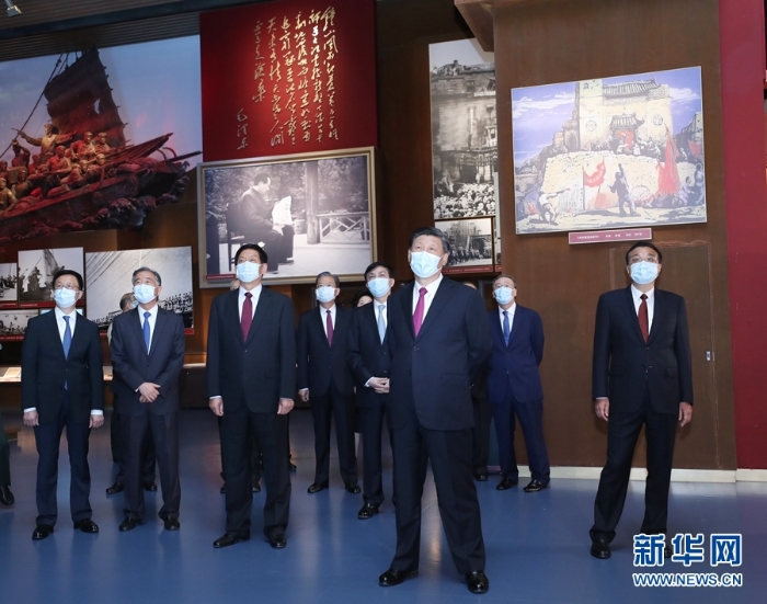 6月18日，黨和國家領(lǐng)導(dǎo)人習(xí)近平、李克強、栗戰(zhàn)書、汪洋、王滬寧、趙樂際、韓正、王岐山等在中國共產(chǎn)黨歷史展覽館參觀“‘不忘初心、牢記使命’中國共產(chǎn)黨歷史展覽”。新華社記者 鞠鵬 攝