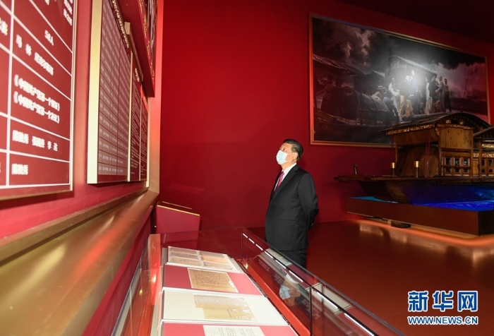 6月18日，黨和國家領(lǐng)導(dǎo)人習(xí)近平、李克強、栗戰(zhàn)書、汪洋、王滬寧、趙樂際、韓正、王岐山等在中國共產(chǎn)黨歷史展覽館參觀“‘不忘初心、牢記使命’中國共產(chǎn)黨歷史展覽”。這是習(xí)近平在參觀展覽。新華社記者 李學(xué)仁 攝