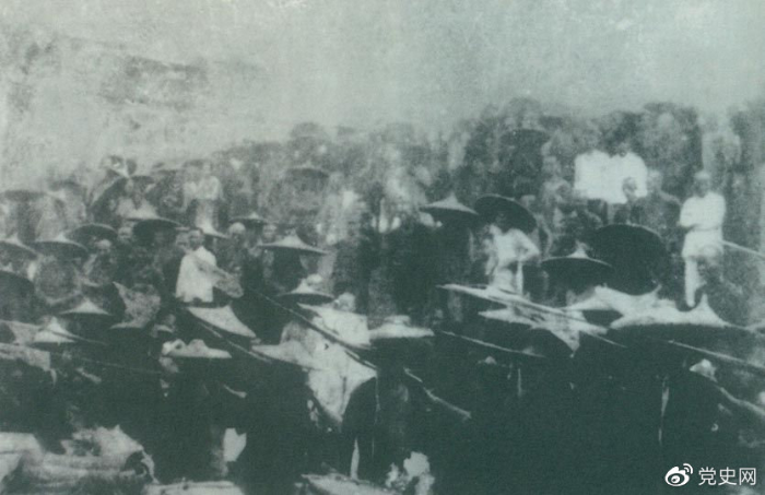 1926年7月9日，國(guó)民革命軍開始北伐。兩天后，北伐軍的先頭部隊(duì)葉挺獨(dú)立團(tuán)攻占了長(zhǎng)沙。然后向武漢進(jìn)攻。一路上，迅猛發(fā)展的農(nóng)民運(yùn)動(dòng)有力地配合了北伐戰(zhàn)爭(zhēng)。在湖南、江西、湖北，農(nóng)民運(yùn)動(dòng)越來越引人注目。這是支援北伐戰(zhàn)爭(zhēng)的農(nóng)民自衛(wèi)軍。