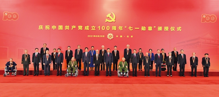 2021年6月29日，慶祝中國(guó)共產(chǎn)黨成立100周年“七一勛章”頒授儀式在北京人民大會(huì)堂金色大廳隆重舉行。習(xí)近平等領(lǐng)導(dǎo)同志同“七一勛章”獲得者合影。 新華社記者 謝環(huán)馳/攝