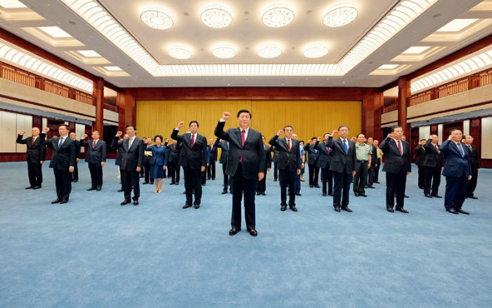 2021年6月18日，黨和國(guó)家領(lǐng)導(dǎo)人習(xí)近平、李克強(qiáng)、栗戰(zhàn)書(shū)、汪洋、王滬寧、趙樂(lè)際、韓正、王岐山等在中國(guó)共產(chǎn)黨歷史展覽館參觀“‘不忘初心、牢記使命’中國(guó)共產(chǎn)黨歷史展覽”。這是參觀結(jié)束后，習(xí)近平帶領(lǐng)黨員領(lǐng)導(dǎo)同志一起重溫入黨誓詞。 新華社記者 李學(xué)仁/攝