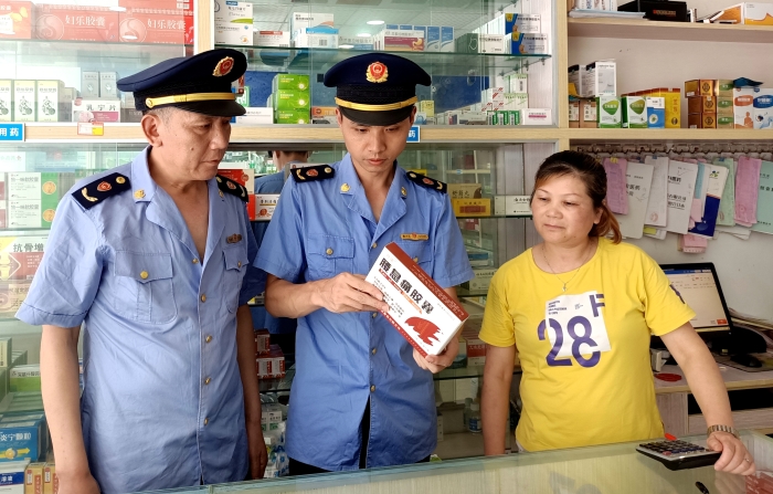 圖為該局執(zhí)法人員在一家藥店進(jìn)行檢查。（余鍵 攝）