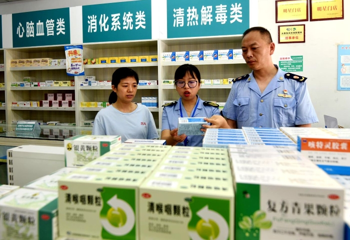 圖為執(zhí)法人員在一家藥店檢查。