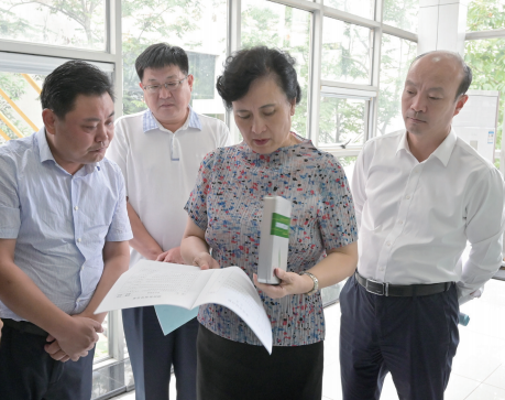 圖為臨沂市市場監(jiān)管局局長黃杰（右一）等陪同中國科學(xué)院院士陳子江（右二）調(diào)研指導(dǎo)臨沂市藥物警戒工作。臨沂市市場監(jiān)管局供圖