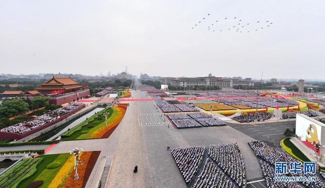 7月1日上午，慶祝中國(guó)共產(chǎn)黨成立100周年大會(huì)在北京天安門廣場(chǎng)隆重舉行。這是大會(huì)開始前的飛行慶祝表演。新華社記者 李賀 攝