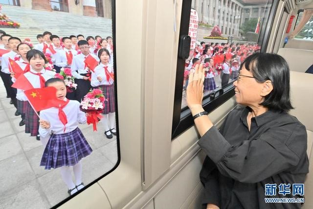6月29日，慶祝中國(guó)共產(chǎn)黨成立100周年“七一勛章”頒授儀式在北京人民大會(huì)堂金色大廳隆重舉行。這是“七一勛章”獲得者張桂梅向青少年致意。新華社記者 岳月偉 攝