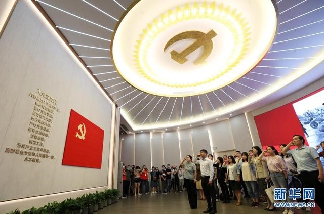 6月3日，黨員在全新開館的上海中共一大紀(jì)念館里重溫入黨誓詞。新華社記者 劉穎 攝