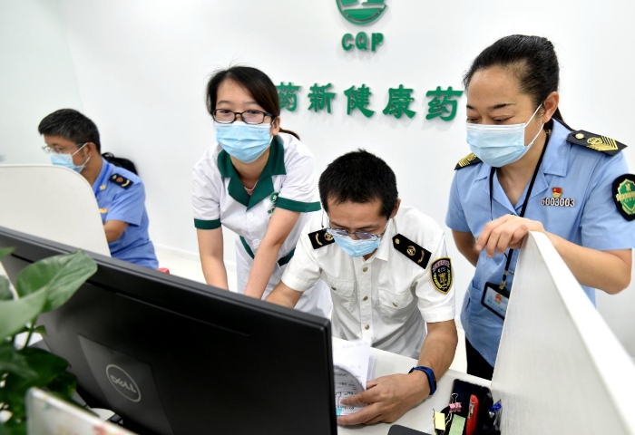 圖為執(zhí)法人員對藥品零售單位銷售藥品后留存的處方和電子檔案進(jìn)行核查。