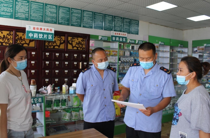 圖為該局執(zhí)法人員在張市鎮(zhèn)一家藥店檢查防疫措施落實情況。