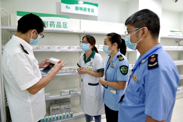 圖為執(zhí)法人員在一家藥店檢查。