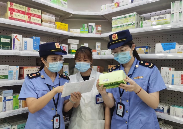 圖為該局執(zhí)法人員對一家藥店的感冒藥進行檢查。