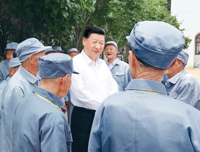 2017年6月21日至23日，中共中央總書記、國(guó)家主席、中央軍委主席習(xí)近平在山西考察。這是6月21日上午，習(xí)近平在呂梁市興縣晉綏軍區(qū)司令部舊址同晉綏邊區(qū)老戰(zhàn)士老同志代表親切交談。 新華社記者 龐興雷/攝