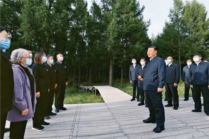 2021年8月23日至24日，中共中央總書記、國(guó)家主席、中央軍委主席習(xí)近平在河北省承德市考察。這是23日下午，習(xí)近平在塞罕壩機(jī)械林場(chǎng)尚海紀(jì)念林考察時(shí)，同林場(chǎng)職工代表親切交流。 新華社記者 李學(xué)仁/攝