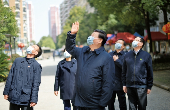 2020年3月10日，中共中央總書記、國(guó)家主席、中央軍委主席習(xí)近平專門赴湖北省武漢市考察新冠肺炎疫情防控工作。這是習(xí)近平在東湖新城社區(qū)考察時(shí)，向在家隔離居住的居民揮手致意、表示慰問(wèn)。 新華社記者 謝環(huán)馳/攝
