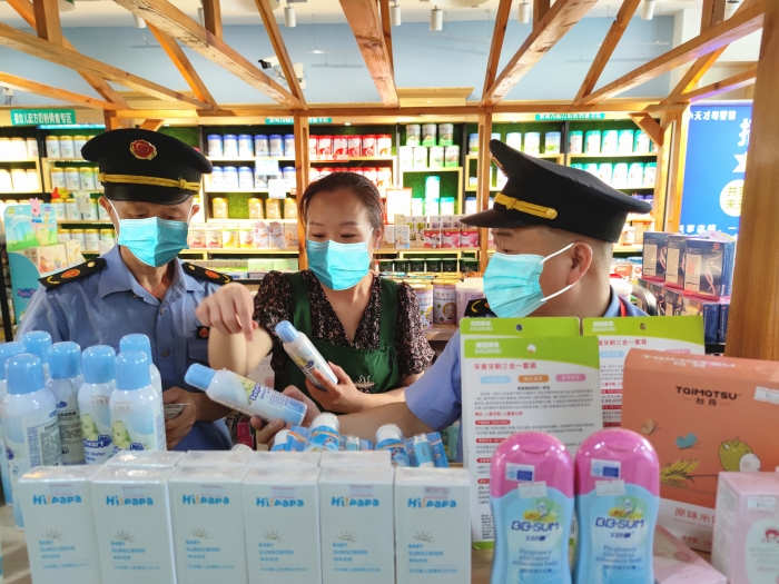 圖為執(zhí)法人員檢查化妝品專柜。